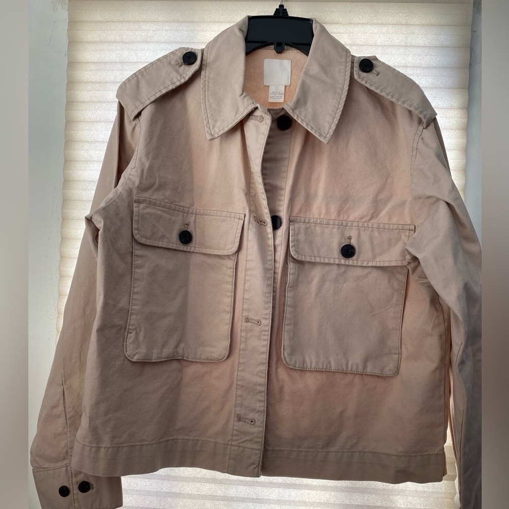 H&M womens button up jacket size small. Big front pockets, very cute and stylish
